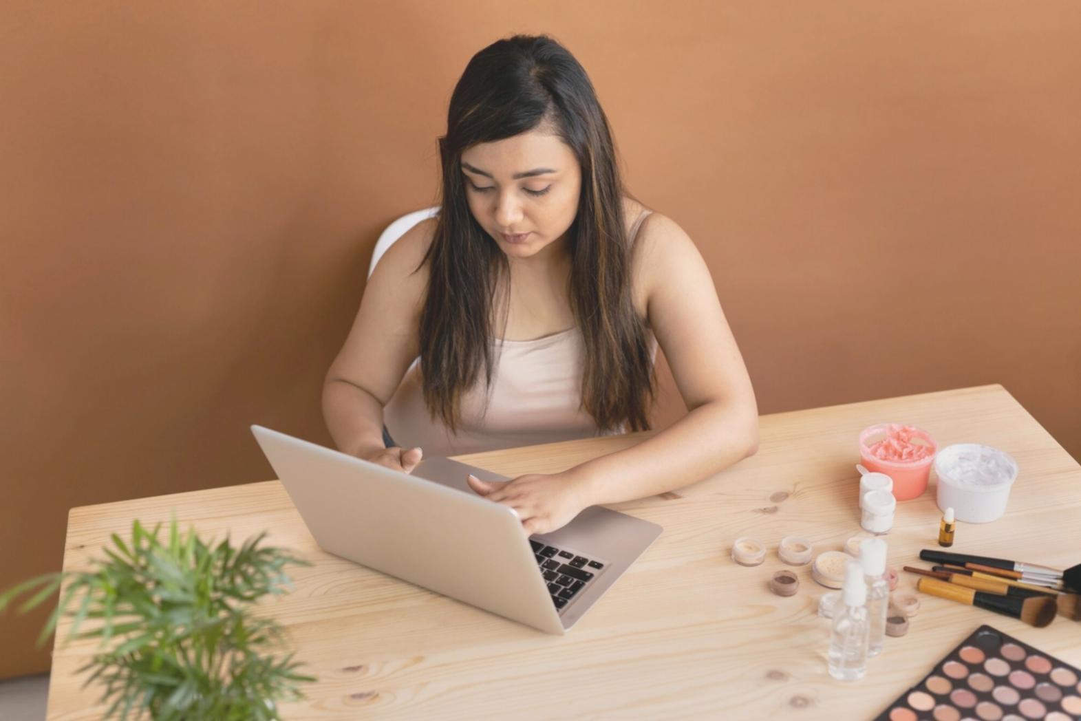 Organisierter Schreibtisch mit Finanzunterlagen und strukturiertem Setup